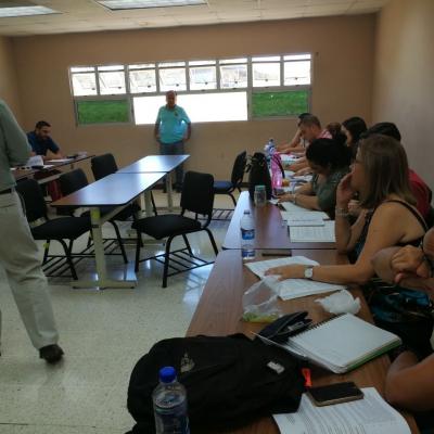Grupo de personas sentados disfrutando de actividad