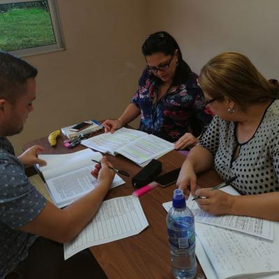 Grupo de personas sentados disfrutando de actividad