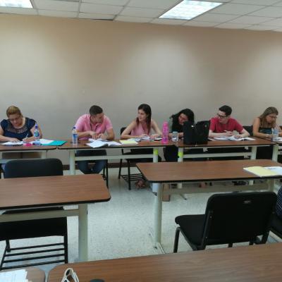 Grupo de personas sentados disfrutando de actividad
