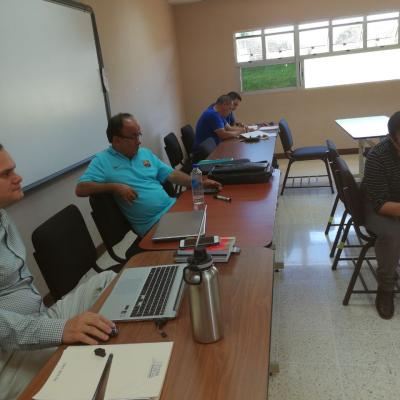 Grupo de personas sentados disfrutando de actividad