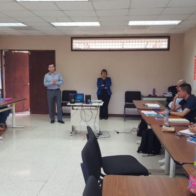 Grupo de personas sentados disfrutando de actividad