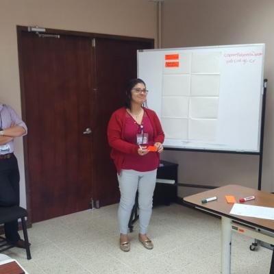 Mujer presentando