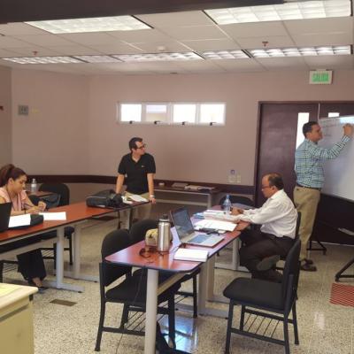 Grupo de personas sentados disfrutando de actividad