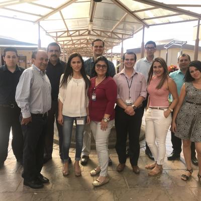 Grupo de personas posando para la foto