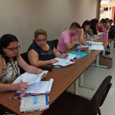 Grupo de personas sentados disfrutando de actividad