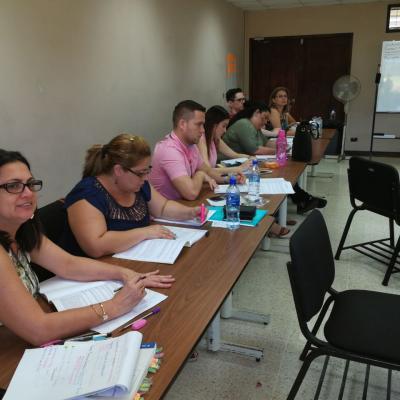 Grupo de personas sentados disfrutando de actividad