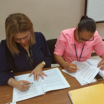 Dos mujeres leyendo