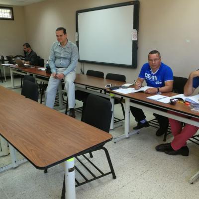 Hombres sentados en una mesa siendo parte de actividad