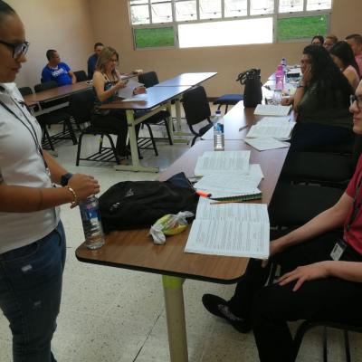 Grupo de personas sentados disfrutando de actividad