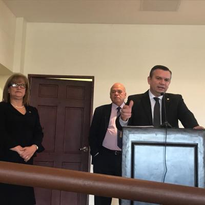 Hombre hablando en el podium