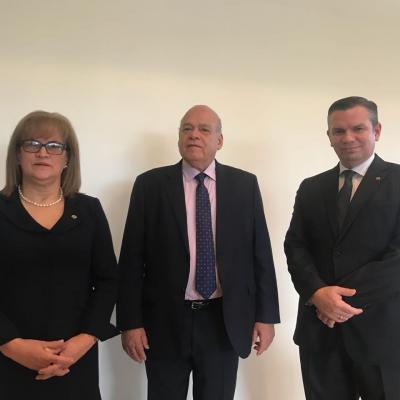Dos hombres y una mujer posando para la cámara