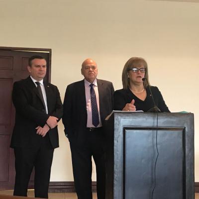 Mujer presentando en la actividad
