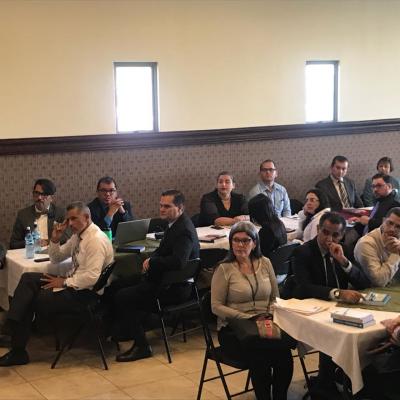 Invitados presentes disfrutando de actividad del Encuentro Jurisdicción Laboral