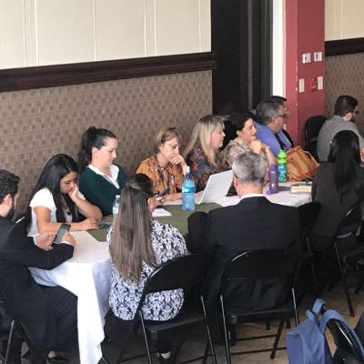 Invitados presentes disfrutando de actividad del Encuentro Jurisdicción Laboral