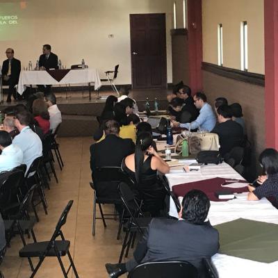 Invitados presentes disfrutando de actividad del Encuentro Jurisdicción Laboral
