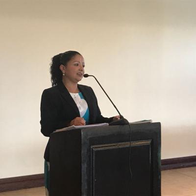 Mujer hablando en podium
