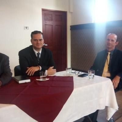Dos hombres disfrutando actividad desde su mesa