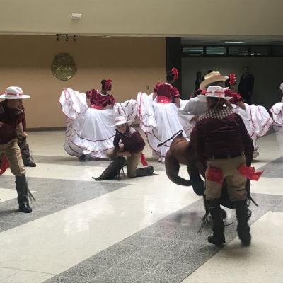 Jóvenes bailando con trajes típicos