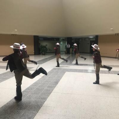 Jóvenes bailando con trajes típicos