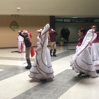 Jóvenes bailando con trajes típicos