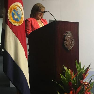 Mujer hablando en el podium