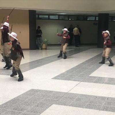 Jóvenes bailando con trajes típicos