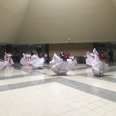  Jóvenes bailando con trajes típicos