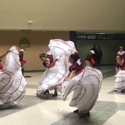 Jóvenes bailando con trajes típicos