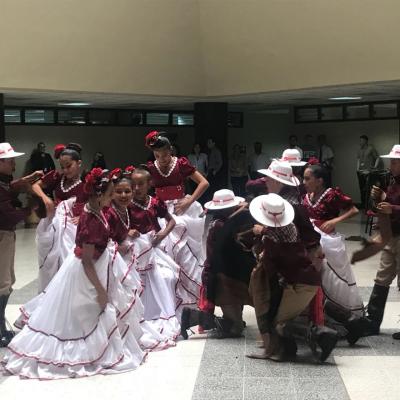 Jóvenes bailando con trajes típicos