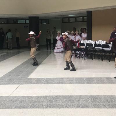 Jóvenes bailando con trajes típicos