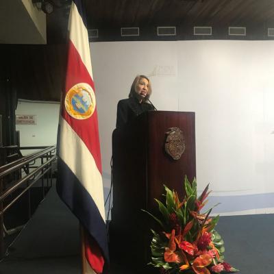 Presentadora hablando en podium