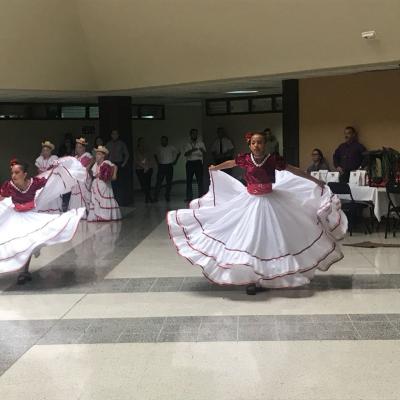 Jóvenes bailando con trajes típicos