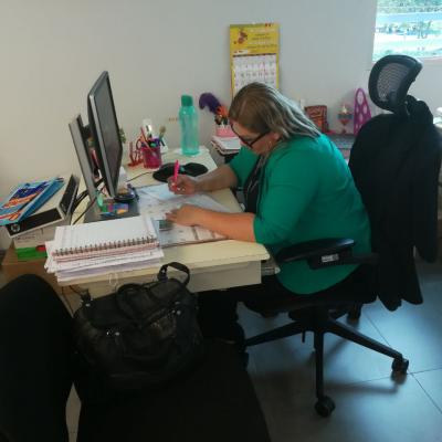mujer sentada en el escritorio leyendo 