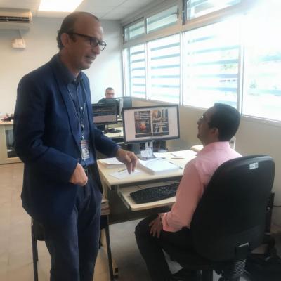 Hombre de pie hablando con joven en la oficina