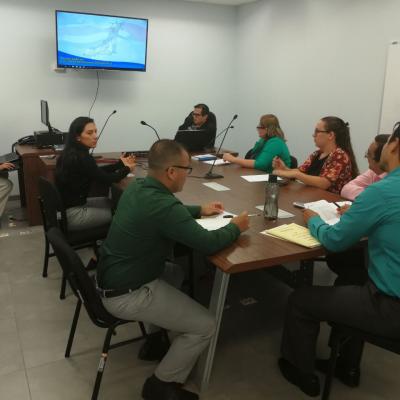 Grupo de personas reunidas en mesa 