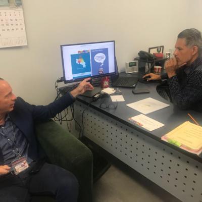 Dos hombres discutiendo datos en computadora