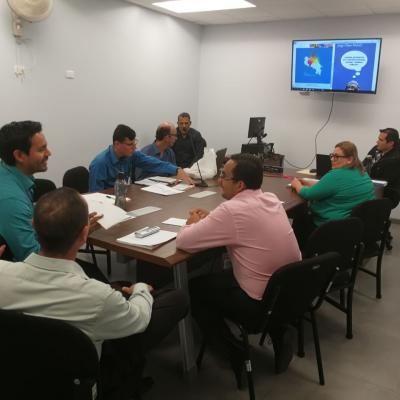 Grupo de personas reunidos en una mesa