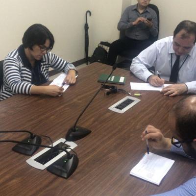 Personas sentadas escribiendo en un escritorio