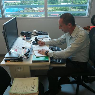 Hombre trabajando en escritorio