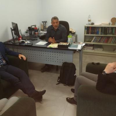 Hombre conversando con personas desde su escritorio
