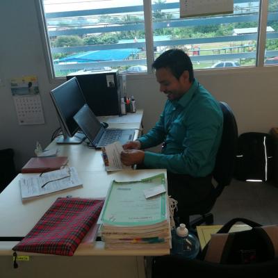 Hombre trabajando desde su escritorio