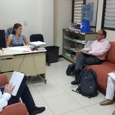 hombre y mujer conversando sentados en la oficina