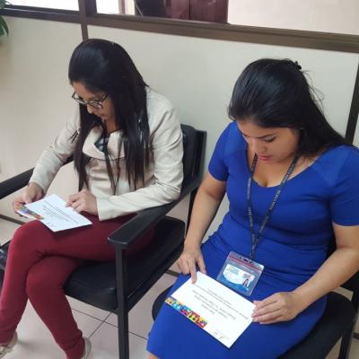Dos mujeres leyendo