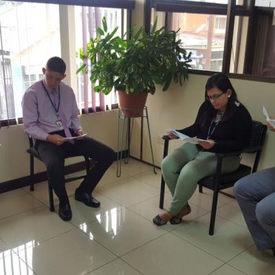 Hombre y mujer sentados leyendo información