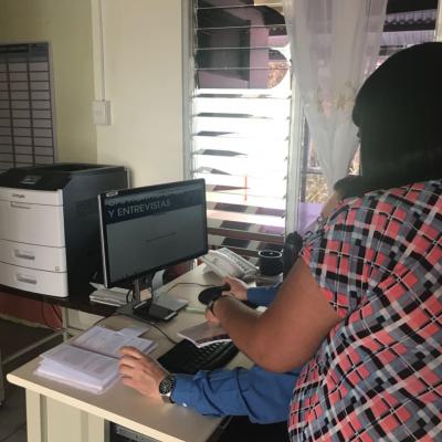 Hombre y mujer reunidos en la computadora viendo información