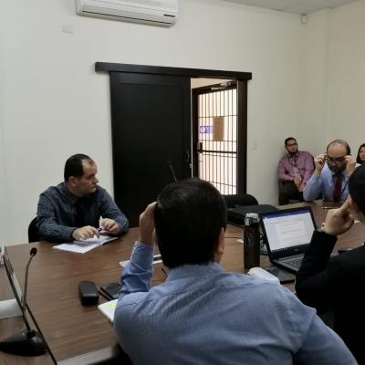 Hombres discutiendo sentados en la mesa
