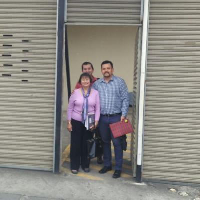 Dos hombres y una mujer posando para la cámara