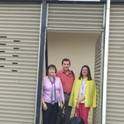 Dos mujeres y un hombre posando para la cámara 