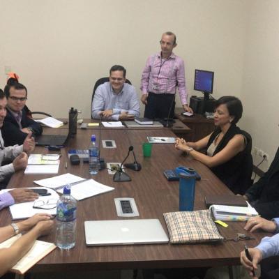Grupo de personas reunidas en una mesa discutiendo