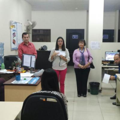 Mujer de pie mostrando información a compañeros